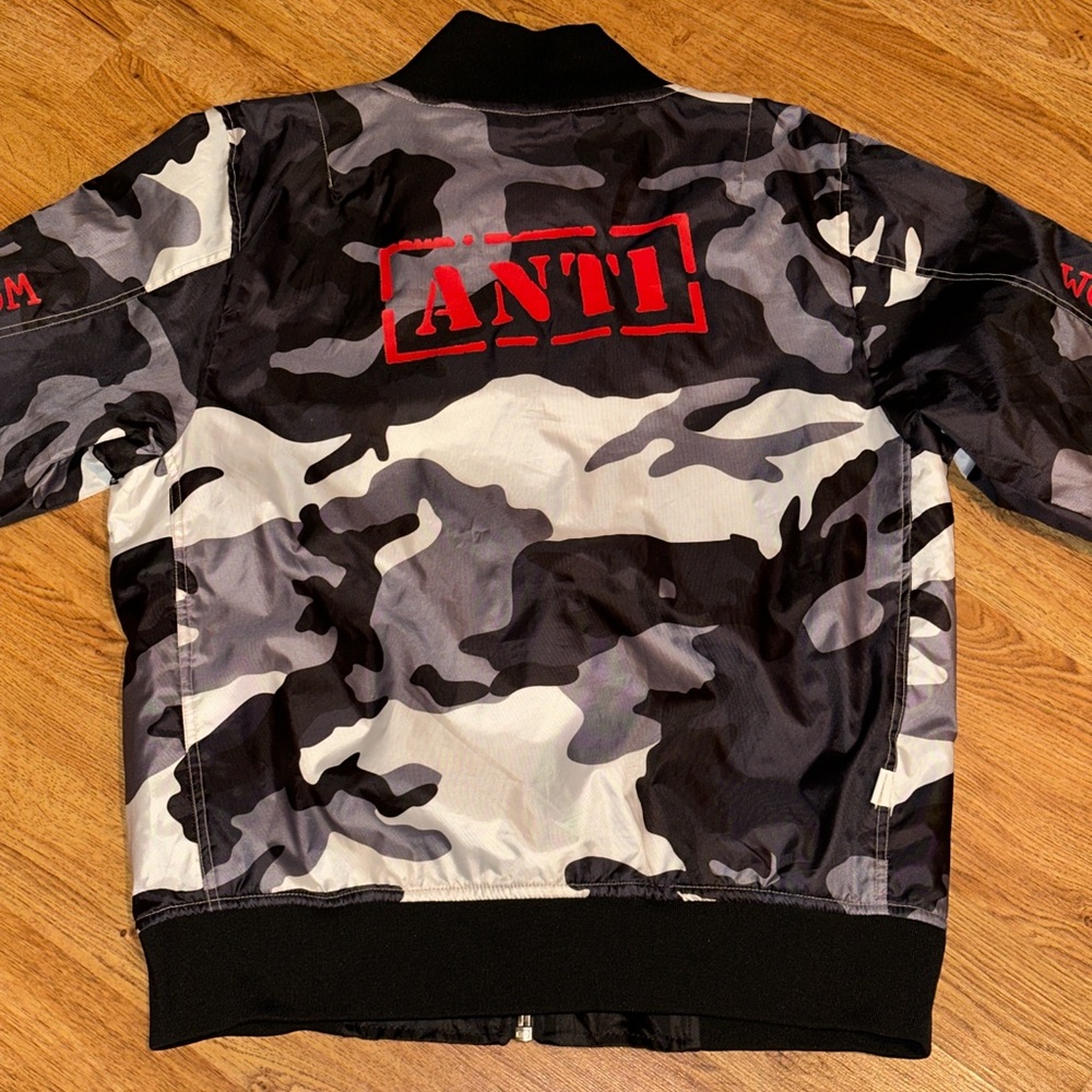 Rihanna Anti 2016 World Tour Reversible Snow Camo Bomber Jacket Large FLAWS